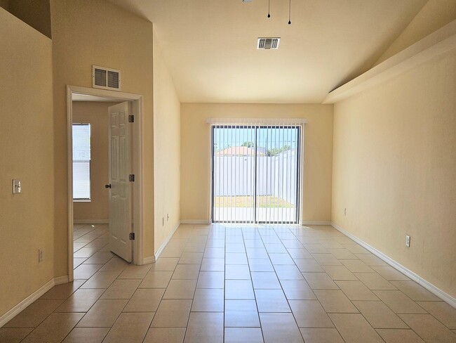 Building Photo - Stunning 3 Bed / 2 Bath Duplex w/ Garage –...