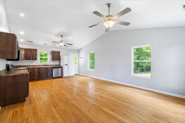 Building Photo - Charming Radford Home with Peaceful Back Deck