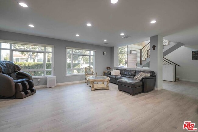 Building Photo - 1121 S Wilton Pl