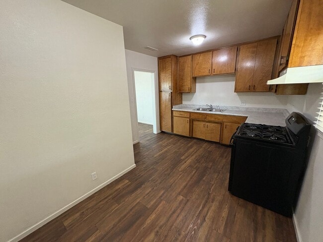 Building Photo - NW Visalia corner lot home available now!