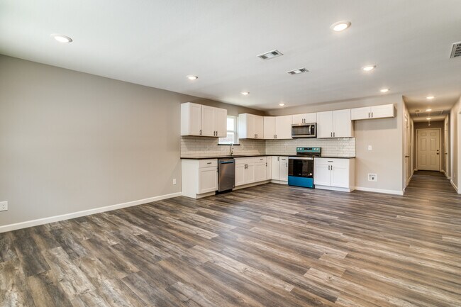 Building Photo - 1511 N Bradley St