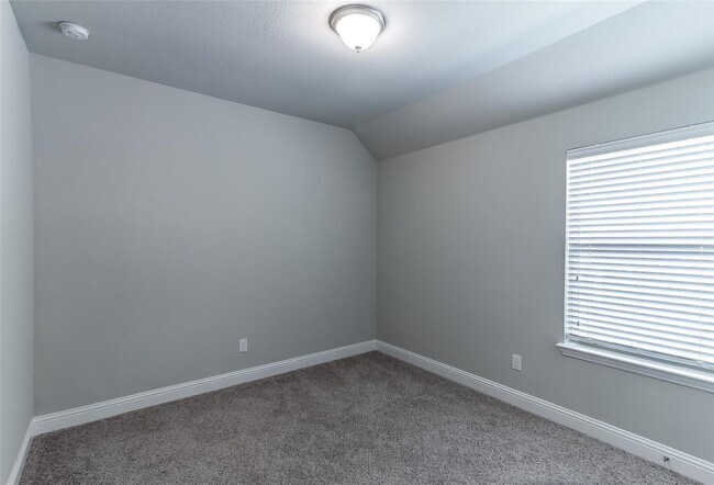 Building Photo - Location!! 2018 house, refrigerator provided! Dont miss this sweet home!