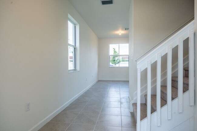 Building Photo - 2637 SE 24th Ct