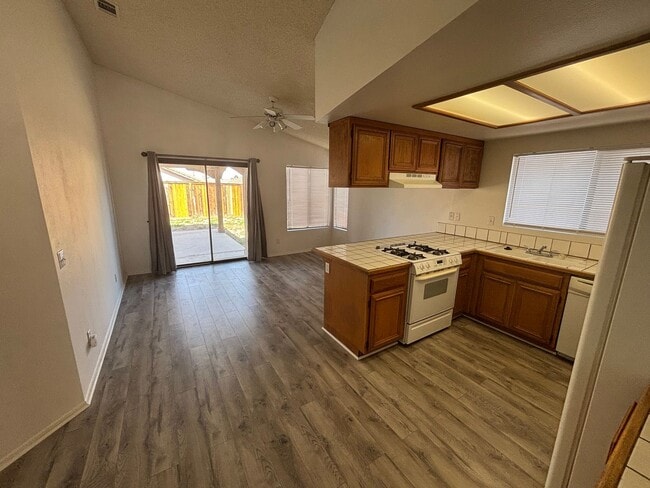 Building Photo - 3 BEDROOM 2 BATH  VICTORVILLE HOME