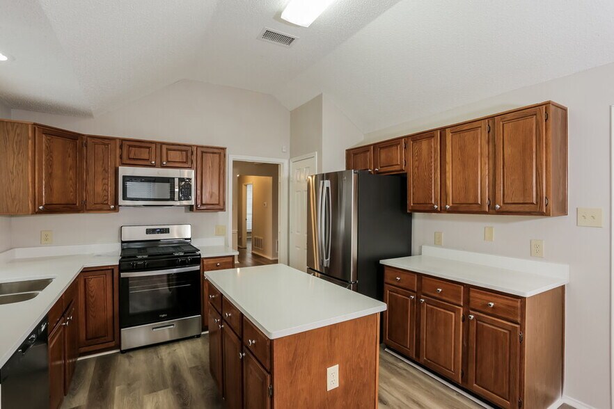 Building Photo - 712 Stain Glass Dr