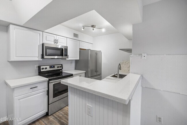 Building Photo - 10610 S 48th St