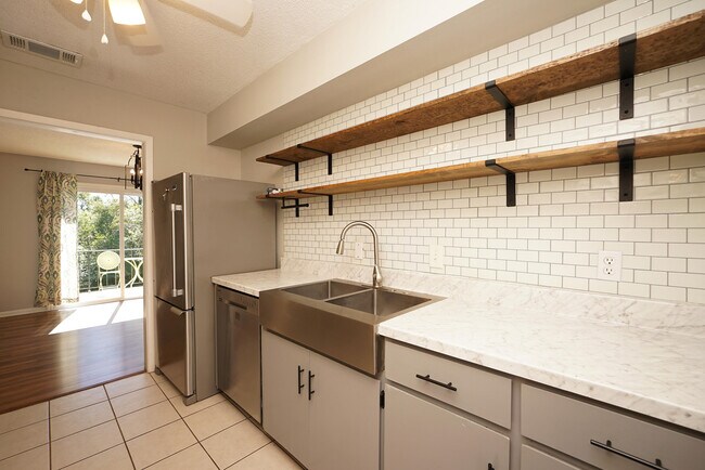 Building Photo - 116 Country Club Dr