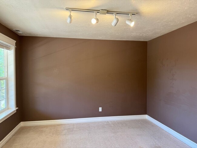 Building Photo - Beautiful large house in the South Hills!  $1,000 OFF YOUR FIRST MONTH'S RENT!