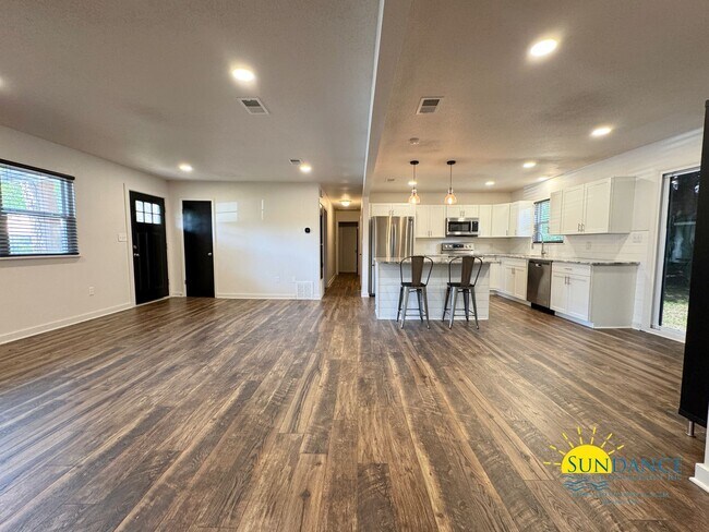 Building Photo - Fully renovated 3 Bedroom Home in Fort Wal...