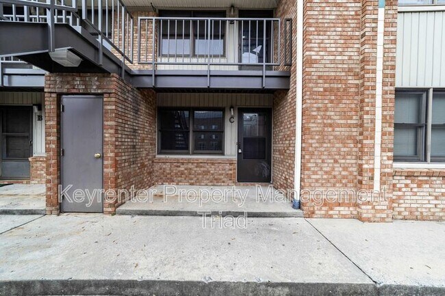 Building Photo - 211 McIver St
