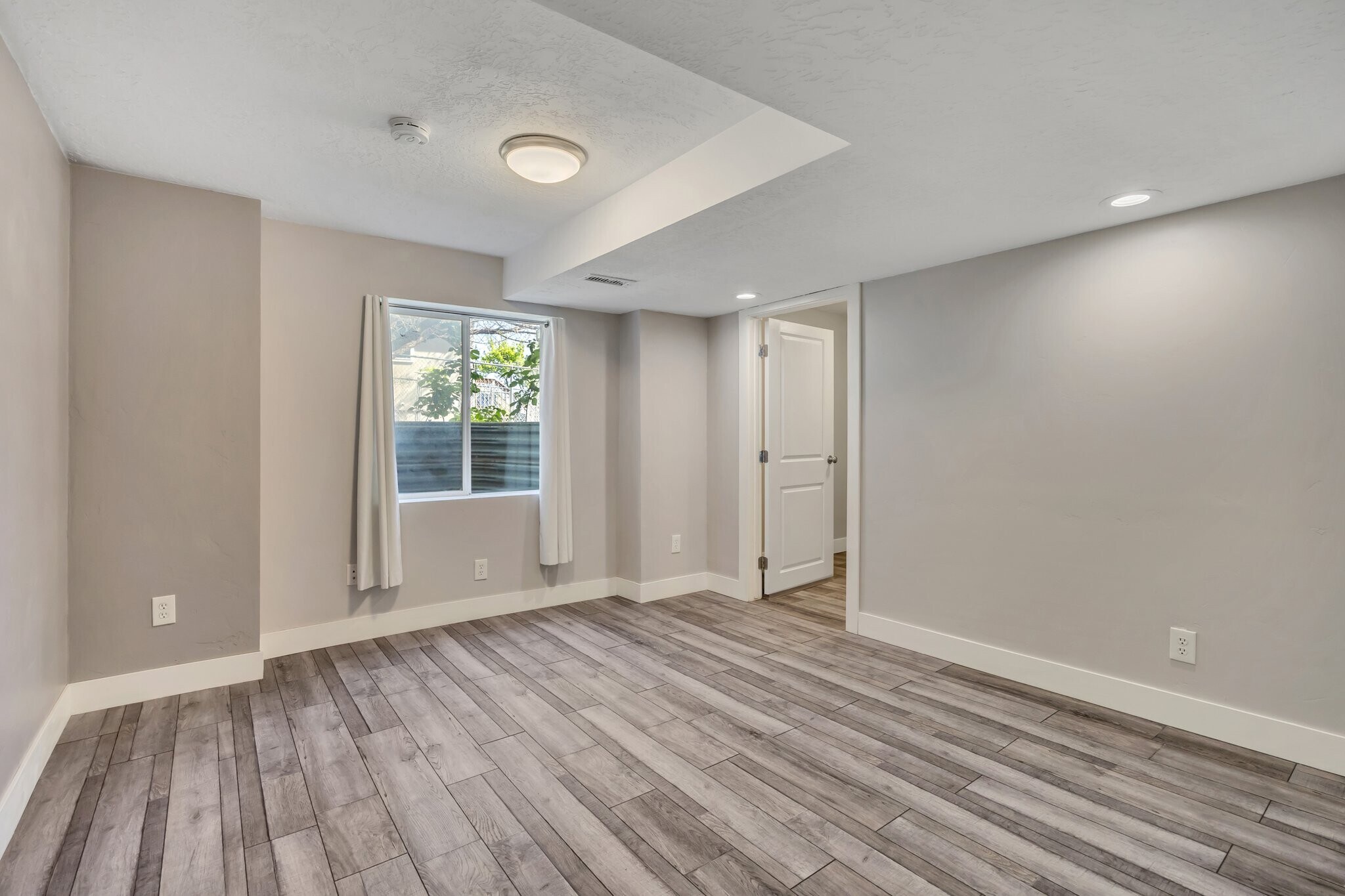 Building Photo - 8847 Mountain Vista Dr