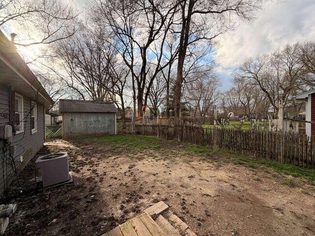 Building Photo - 325 Lahonda Dr