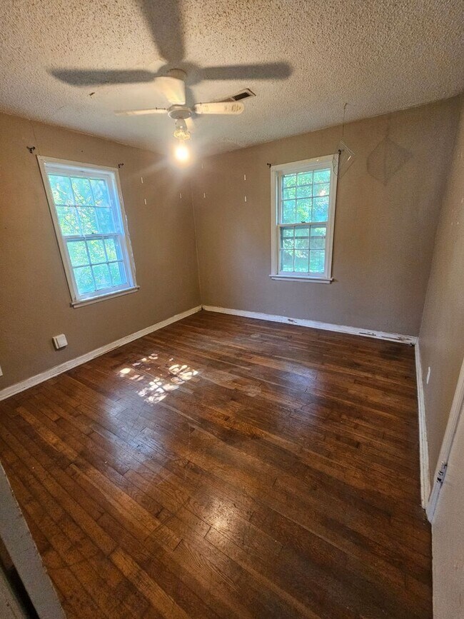 Building Photo - 3 bedroom | 1 bathroom | 1 car garage | Close to campuses & Rountree | Pets welcome!