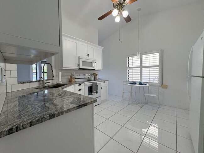 Building Photo - 1352 Monarch Cir