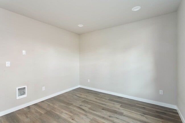 Building Photo - 927 S Cushman Ave