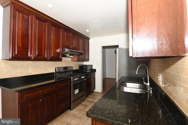 Building Photo - 8147 Inverness Ridge Rd