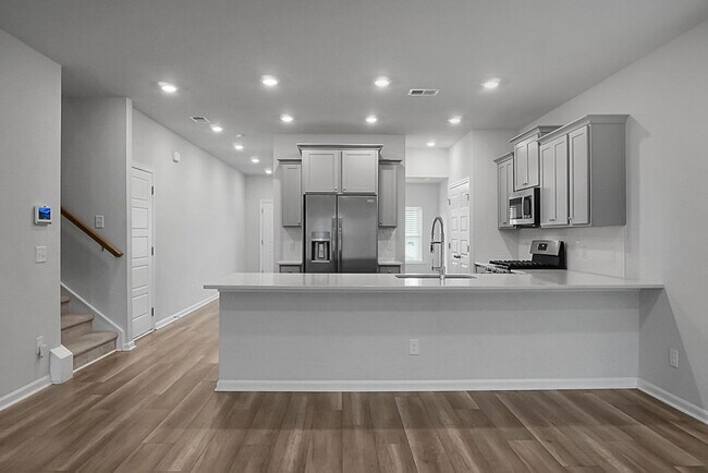 Building Photo - 5 Bedroom, 3.5 Bath, Beautiful Summerville Home, Master on Main