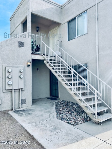 Building Photo - 3817 S Queen Palm Dr