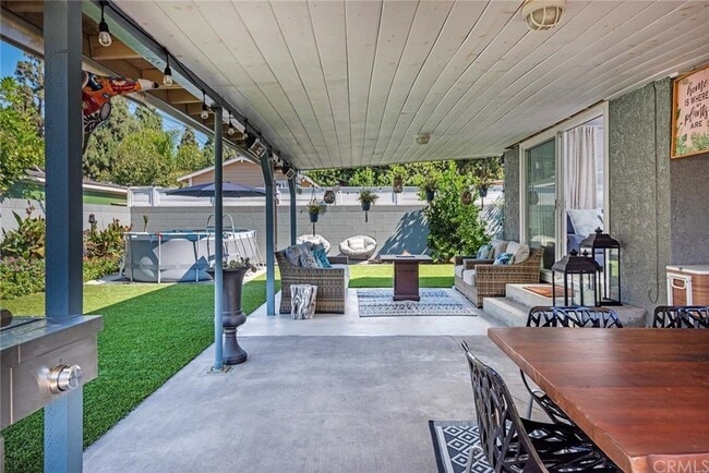 Building Photo - 5635 Pimenta Ave