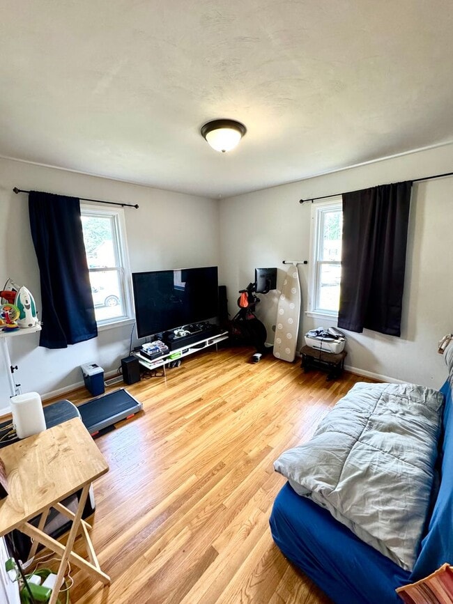 Building Photo - 4 bed 2 Bath Home for Rent in Portsmouth!