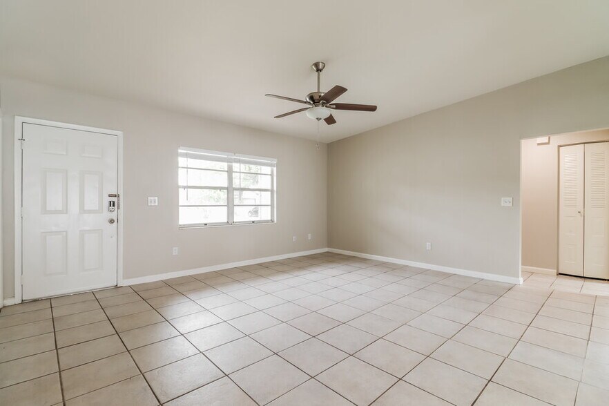 Building Photo - 912 Axlewood Cir