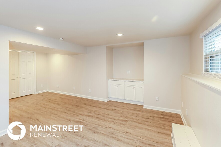 Building Photo - 215 SE Crescent St