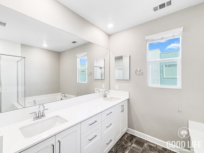 Building Photo - Beautiful 4BD/4BA Townhouse in Otay Ranch ...