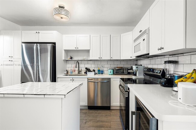 Building Photo - 1545 Normandy Dr