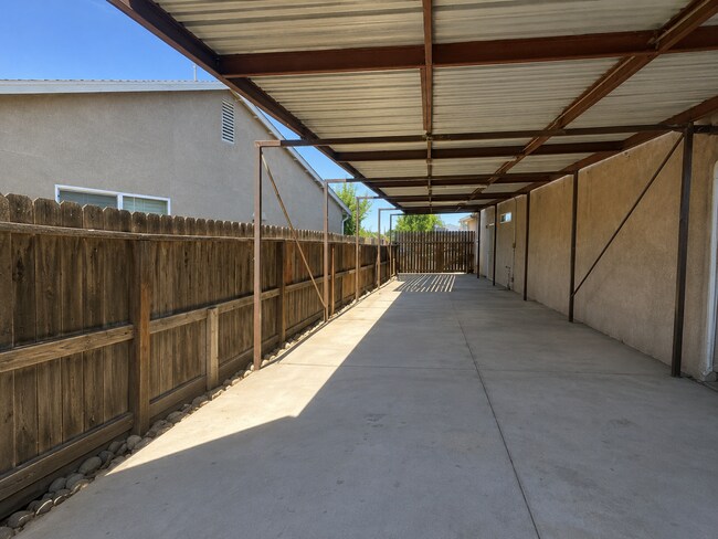 Building Photo - 3290 N Vista Ave