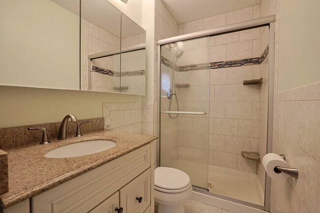 Building Photo - 1410 Huntington Dr