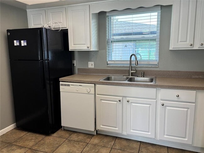 Building Photo - 5807 Erin Ln S