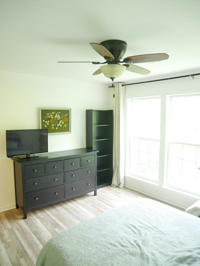 Building Photo - 2 Bedroom Condominium in Sought After Comm...