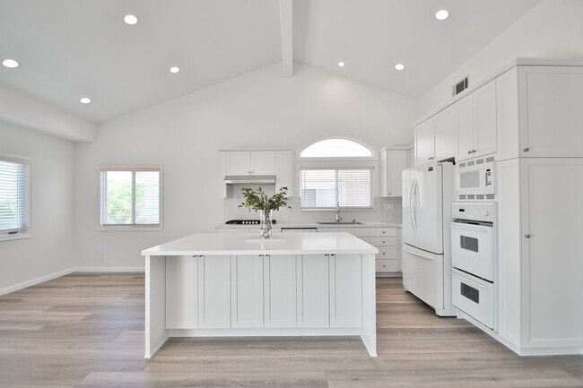 Building Photo - Ocean View 3 Bedroom Like-New Townhome in ...