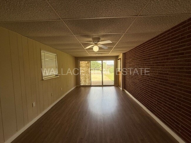 Building Photo - NO STEPS...RANCHER HOME LOCATED IN FARRAGU...