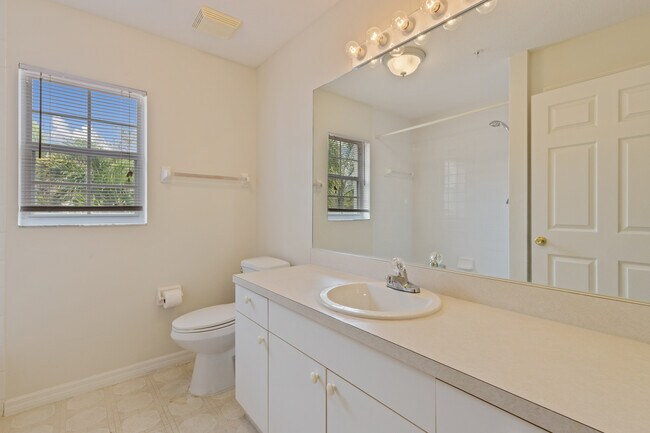 Building Photo - 4240 Central Sarasota Pky