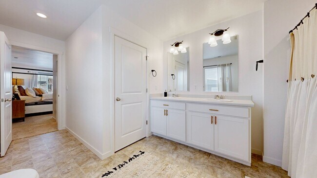 Building Photo - Like New Home W/ 3 Bed, Office, & Loft