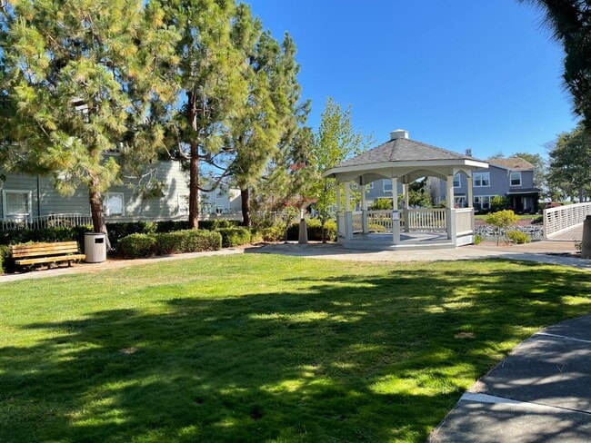 Building Photo - 1065 Rockport Ave
