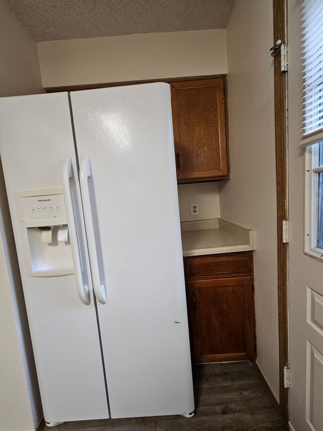 Building Photo - Spacious 2 Bed Townhome w/ Fenced Yard & N...
