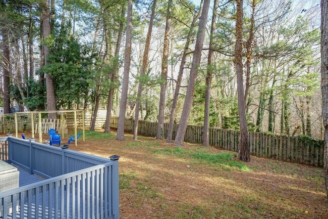 large backyard - 4200 Pickwick Dr