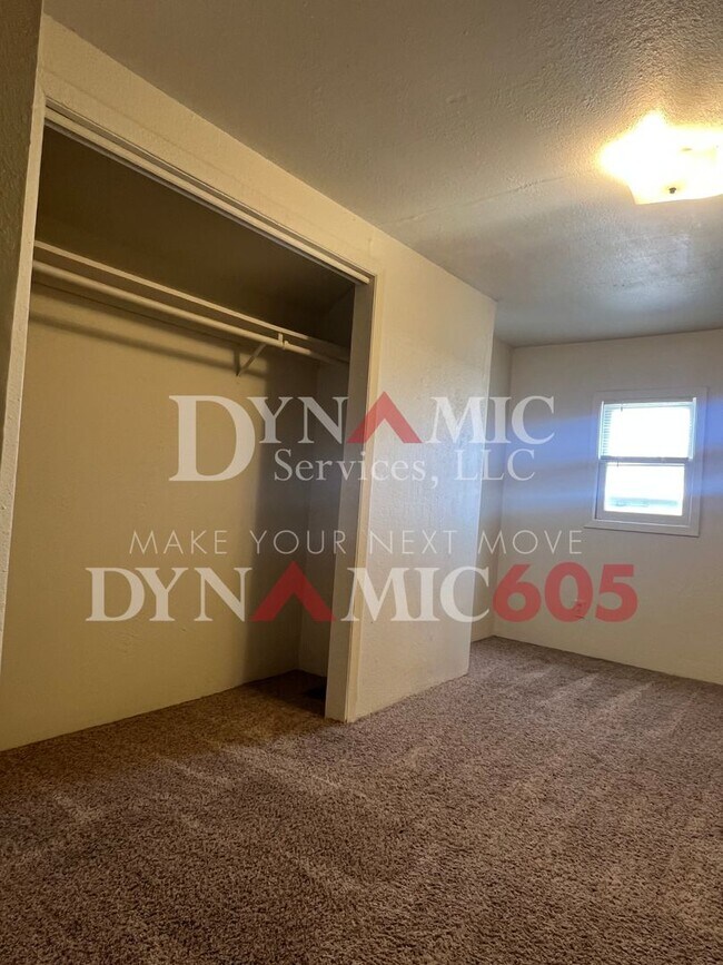 Building Photo - Upper Level 1 Bedroom, 1 Bathroom - Landlo...