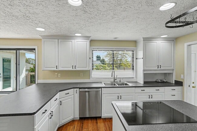 Building Photo - 4 bed, 2 bath single-level home in quiet West Salem neighborhood!