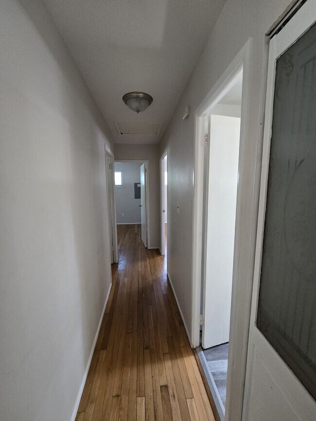 Building Photo - 3 Bedroom, 1 Bathroom, Plus enclosed porch