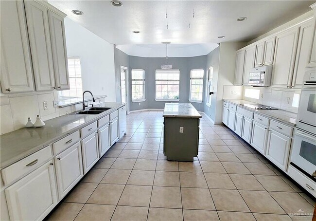 Building Photo - 25 El Jardin St