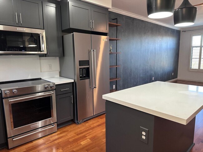 Building Photo - Gorgeous Modern 2 Bedroom 2 Bath Condo in San Jose's Japantown!