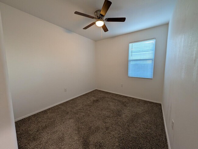 Building Photo - 9407 E Alfalfa Dr