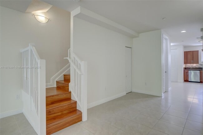 Building Photo - 406 SW 14th Ave