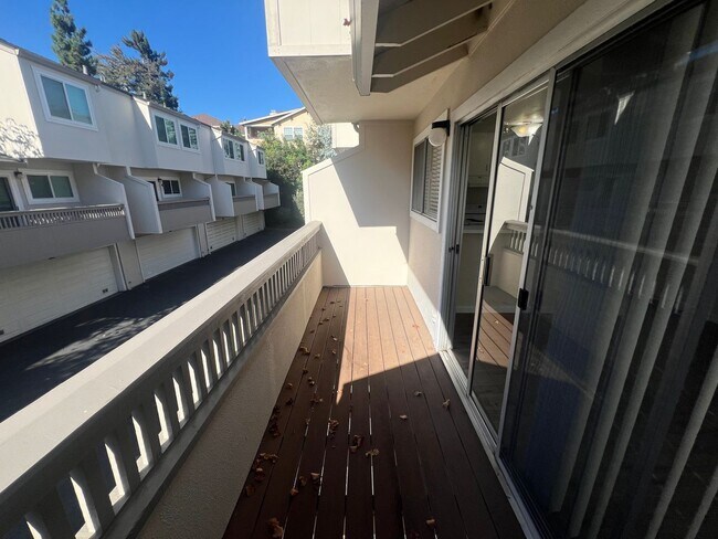 Building Photo - Beautiful 2 bed 1.5 bath end unit Condo in...