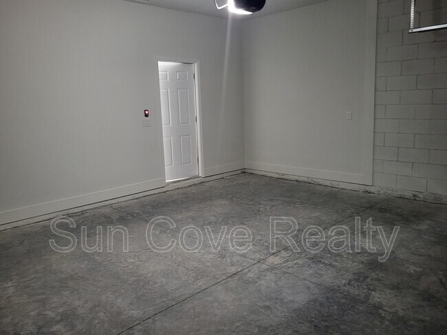 Building Photo - 1604 W Gainsboro Ln