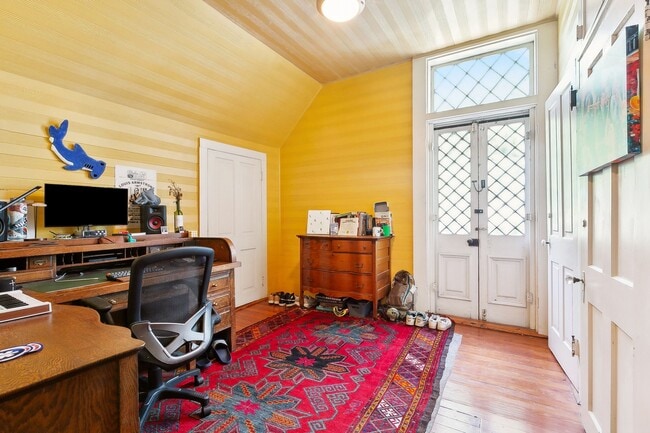 Building Photo - 6056 Prytania St