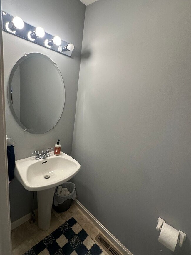 Building Photo - 2 Bed/1.5 Bath Townhouse available 9/1/2026